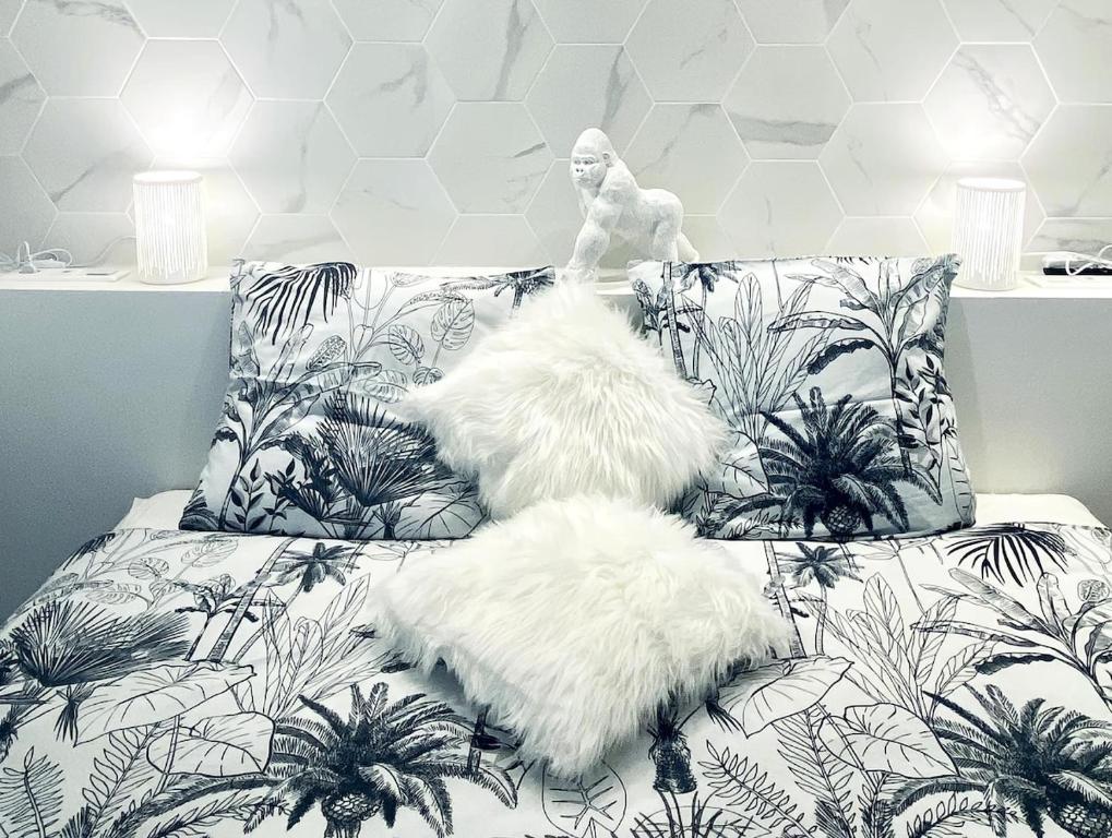 un chat blanc assis sur un canapé dans l'établissement Ici, dort un Yeti, à Planay