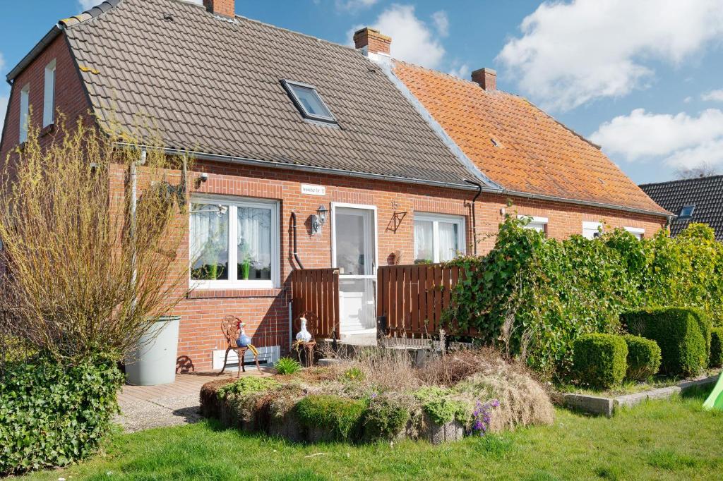 クルムホルンにあるHaus Marilene - Familienfreundlichの椅子に座る人の家