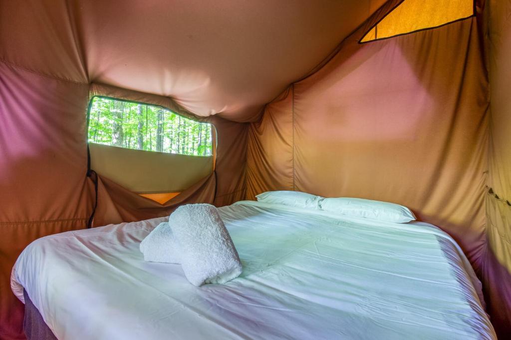 Postel nebo postele na pokoji v ubytování Huttopia Les Deux Lacs - Laurentides
