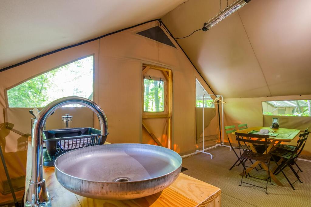 Fotografie z fotogalerie ubytování Huttopia Les Deux Lacs - Laurentides v destinaci Saint-Faustin