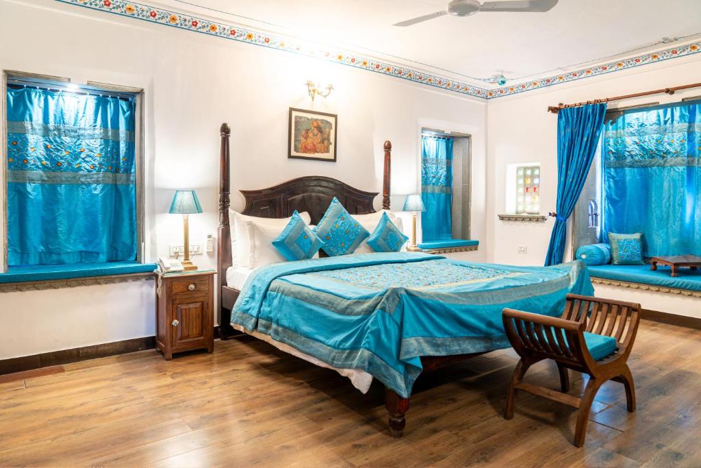 Een bed of bedden in een kamer bij Udaigarh - Udaipur