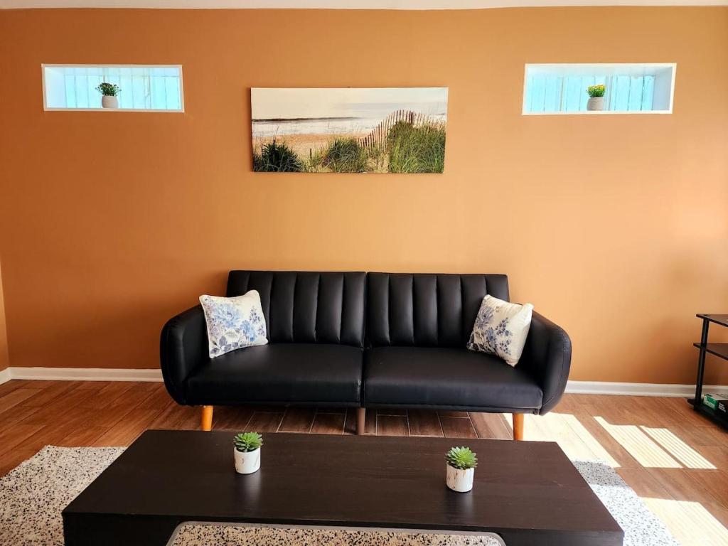 a black leather couch in a living room at Modern 2 Beds Apt close Downtown in Evanston