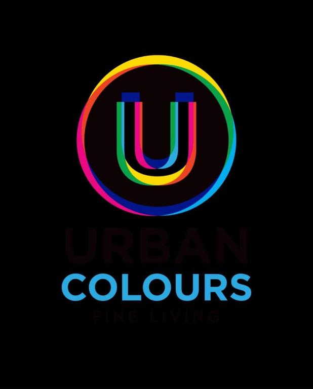 una carta colorida u logo en un fondo negro en Urban Colours, en Rodas