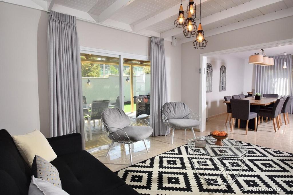 Posezení v ubytování Malki House- Greek Cabin with Private Spa Hot Tub