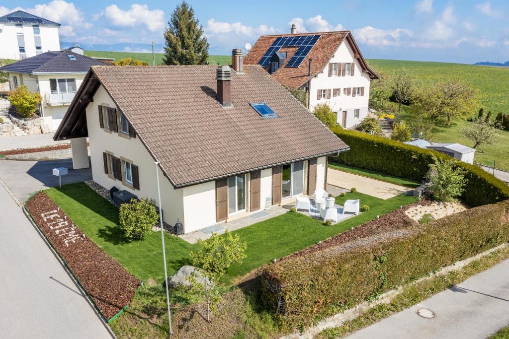 eine Luftaufnahme eines Hauses in der Unterkunft le19ème Vuissens in Vuissens