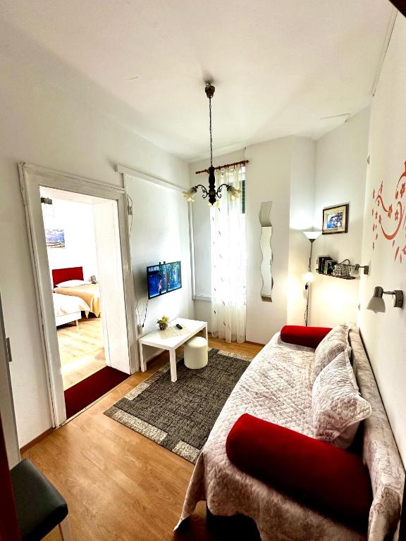 Televízia a/alebo spoločenská miestnosť v ubytovaní Two-bedrooms apartment with balcony and sea view,near Old town