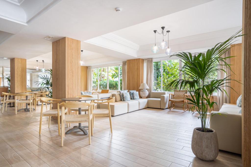 พื้นที่นั่งเล่นของ Bahía de Alcudia Hotel & Spa