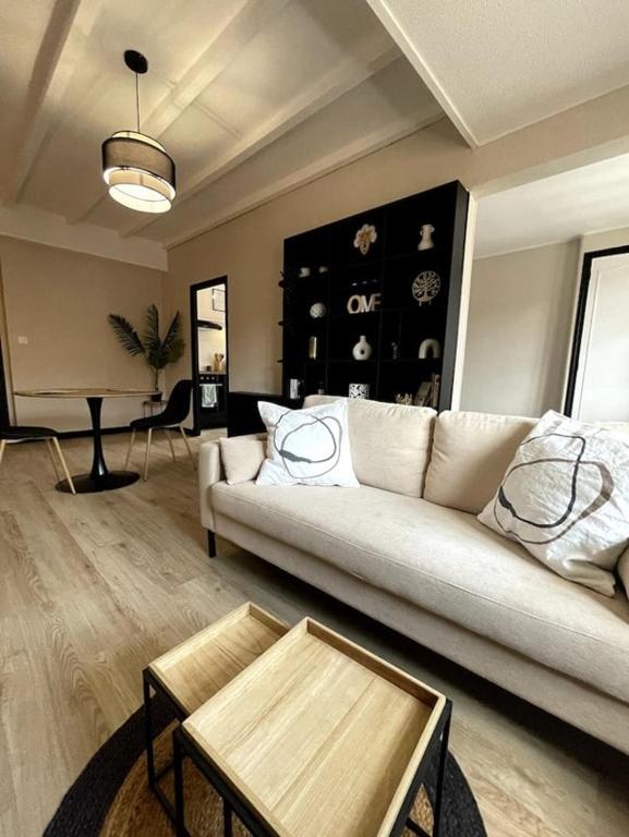 un salon avec un canapé blanc et une table dans l'établissement T1Bis - Coeur de Perpignan, à Perpignan
