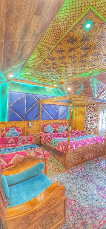 Posezení v ubytování Luxury Shreen Houseboat