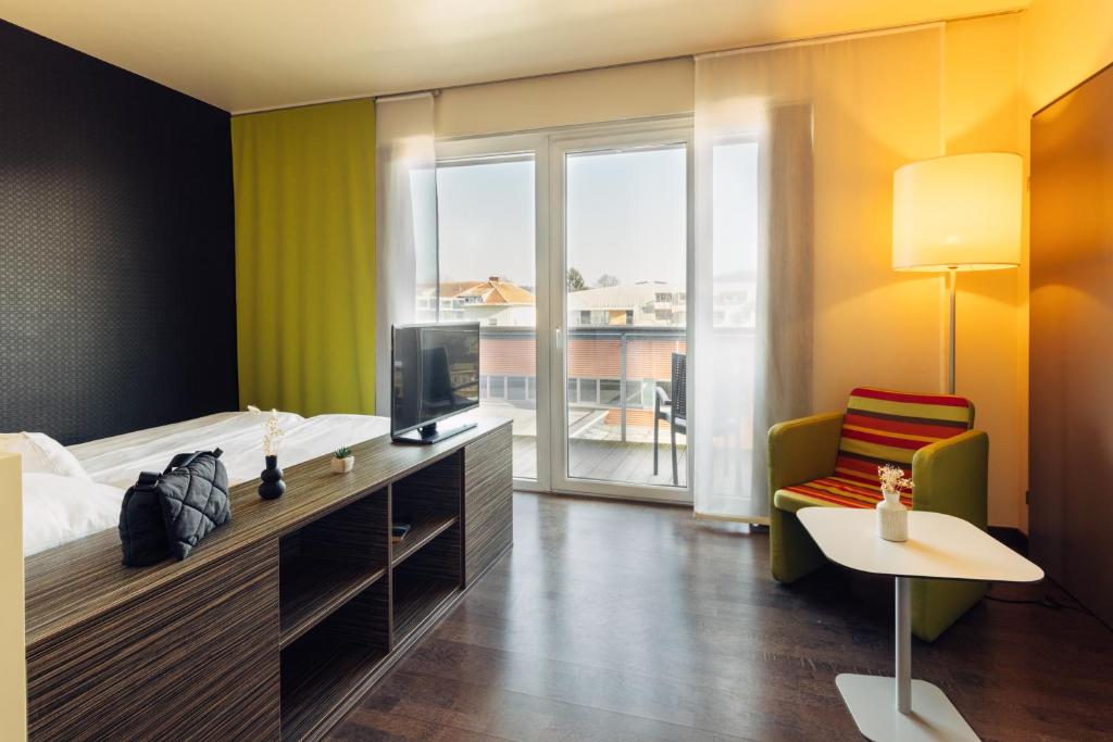 TV a/nebo společenská místnost v ubytování harry's home Hart bei Graz hotel & apartments