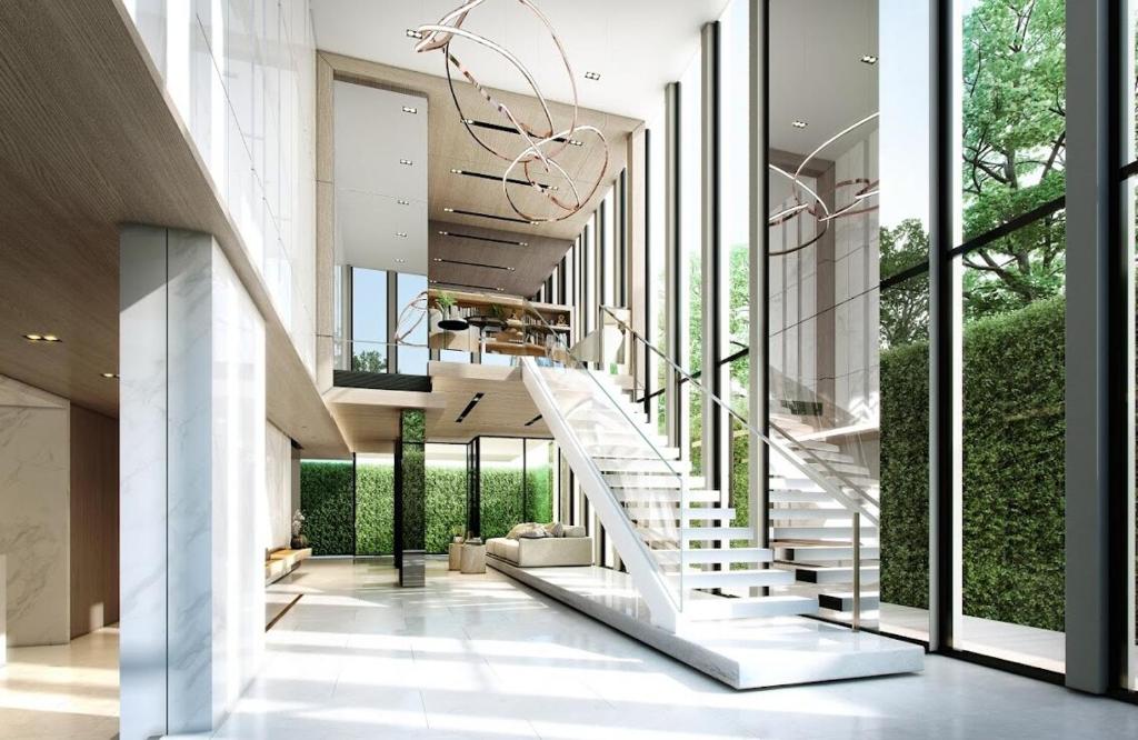 una escalera en un edificio con ventanas de cristal en The Estates In Walden BTS Asoke, en Bangkok