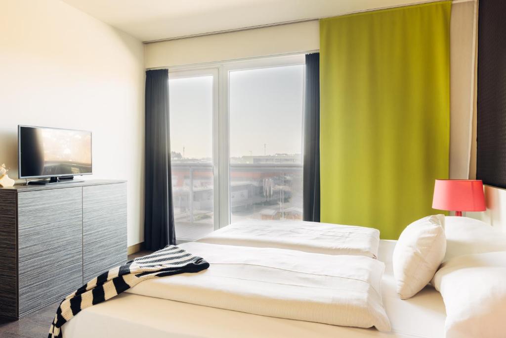 Postel nebo postele na pokoji v ubytování harry's home Hart bei Graz hotel & apartments