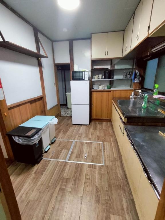 Kuchyň nebo kuchyňský kout v ubytování 木の家ゲストハウス前橋4号館