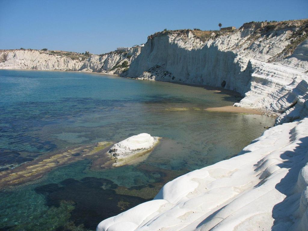 a view of a beach next to a cliff at Case Vacanze Ancora in Porto Empedocle