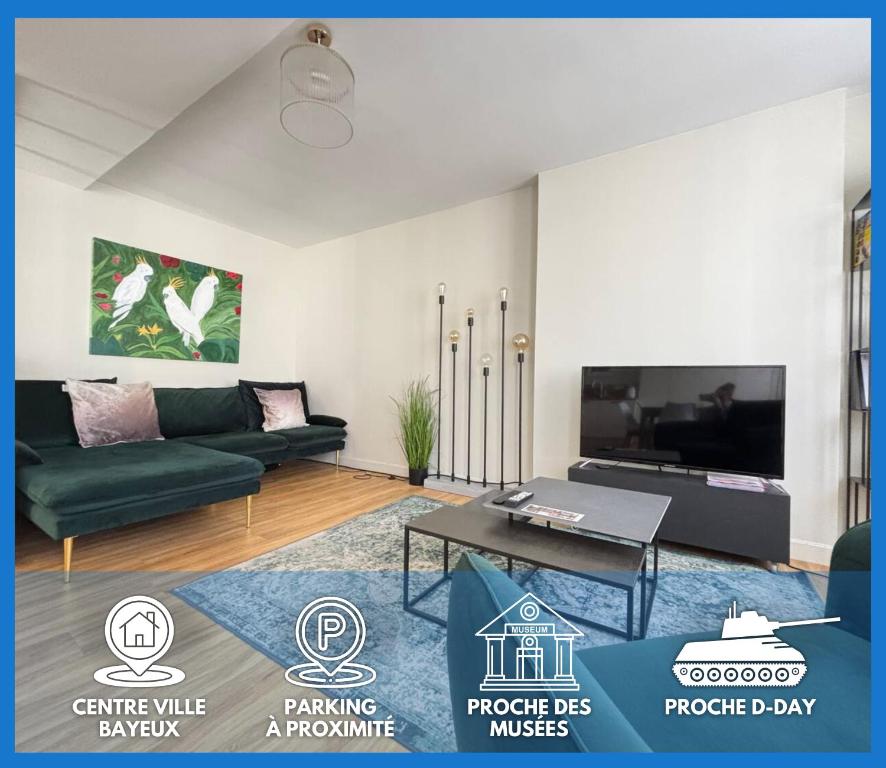 Una sala de estar con un sofá y un televisor. en Bajocasse Apt duplex spacieux 3 ch 2 sdb cosy plein centre Bayeux décoration élégante proche plages du débarquement, en Bayeux