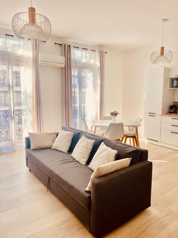 un salon avec un canapé et une table dans l'établissement Elégant T3 Cannes centre, 10 mn à pieds Palais, Croisette, à Cannes