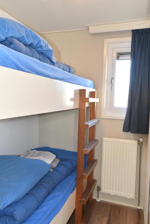 Postel nebo postele na pokoji v ubytování Chalet Zeester J38 Ameland