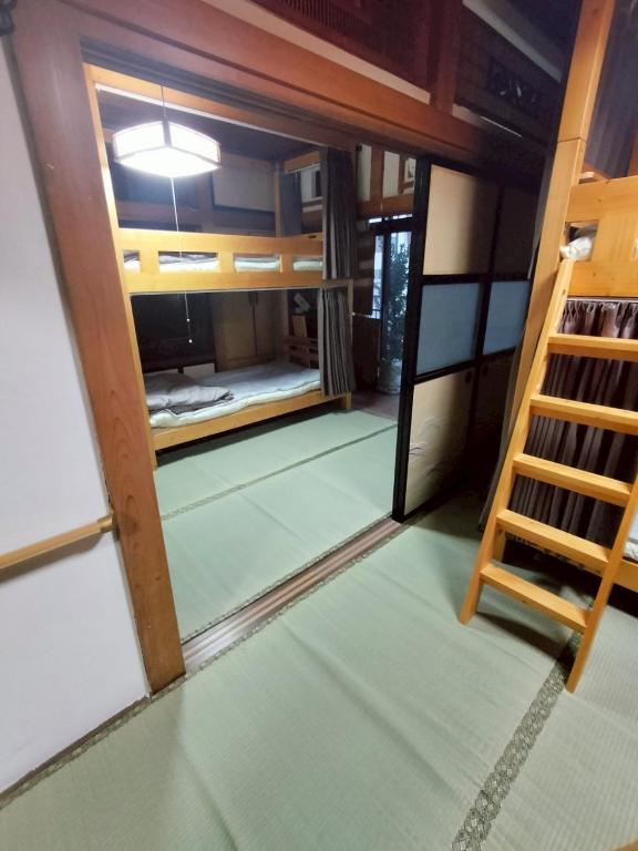 Palanda nebo palandy na pokoji v ubytování 木の家ゲストハウス前橋4号館