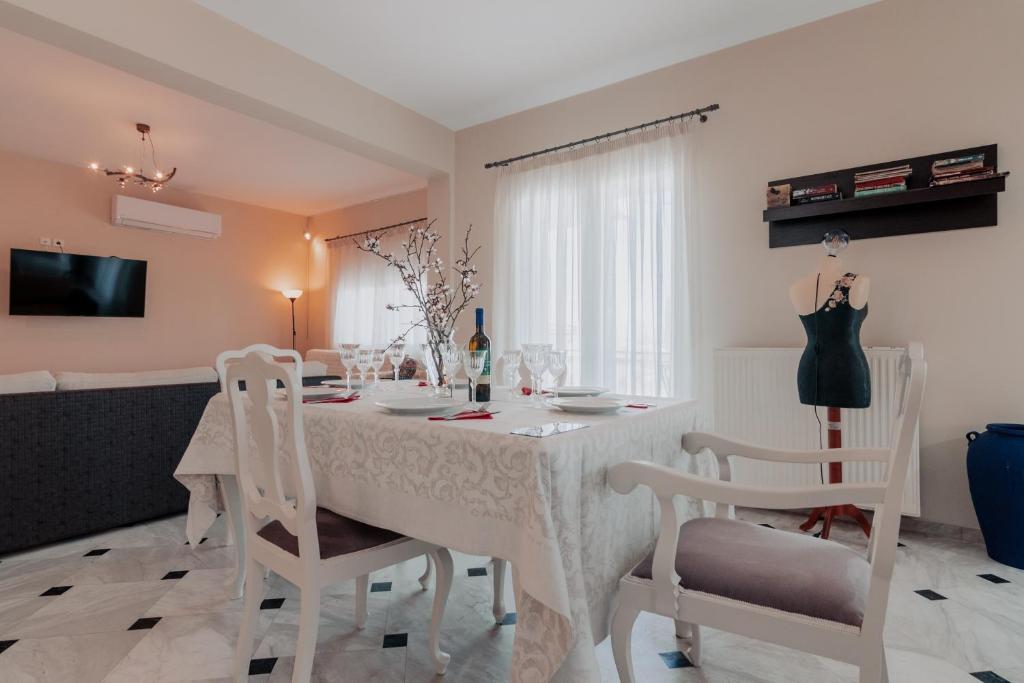 Telewizja i/lub zestaw kina domowego w obiekcie Family Holiday House In Nafplio