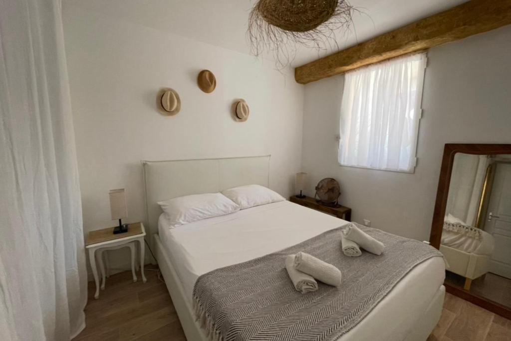 Posteľ alebo postele v izbe v ubytovaní Charming Air-Conditioned One-Bedroom 150m from Cavalière Beach