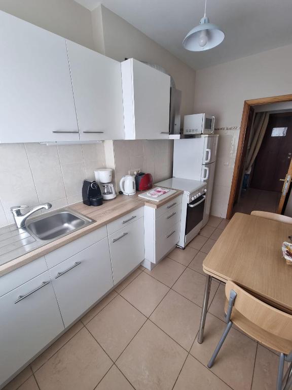 Kuchyň nebo kuchyňský kout v ubytování Aparthotel Résidence Bara Midi