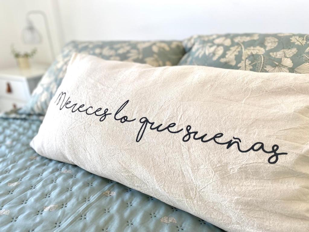 un oreiller avec les mots oui au proseasy dans l'établissement FIKA - Depto Temporario, à Puerto Madryn