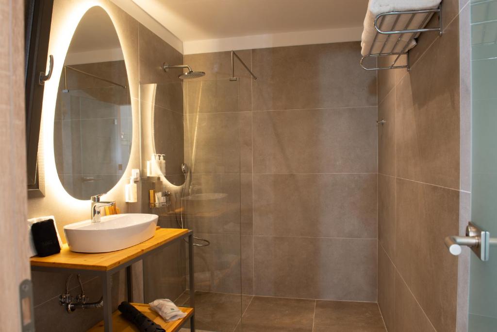 Koupelna v ubytování Evia Hotel