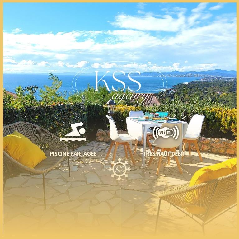 une table et des chaises avec vue sur l'océan dans l'établissement 47m carré - Vue mer 180 degrés - Piscine - Parking, à Saint-Raphaël