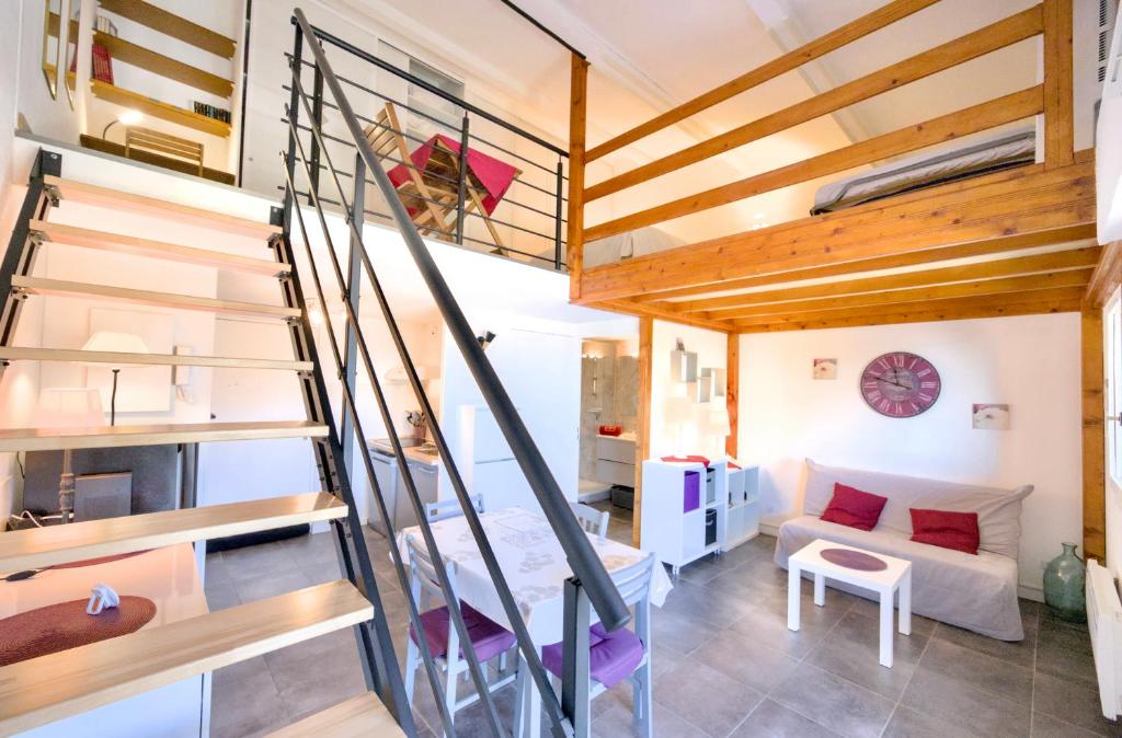 ein Zimmer mit einer Wendeltreppe in einem winzigen Haus in der Unterkunft Charmant cocon, vue mer, piscine et clim in La Seyne-sur-Mer