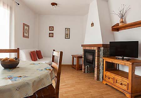 Μια τηλεόραση ή/και κέντρο ψυχαγωγίας στο Casa Rural Macia - Apartamentos