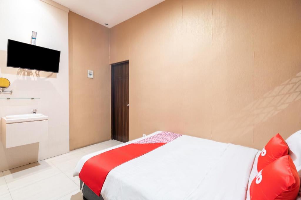Postel nebo postele na pokoji v ubytování Super OYO Flagship 91863 Metro House