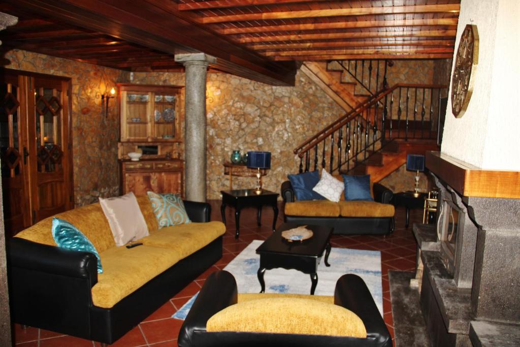 una sala de estar con 2 sofás y una escalera en Rib's House, en Praia da Vitória