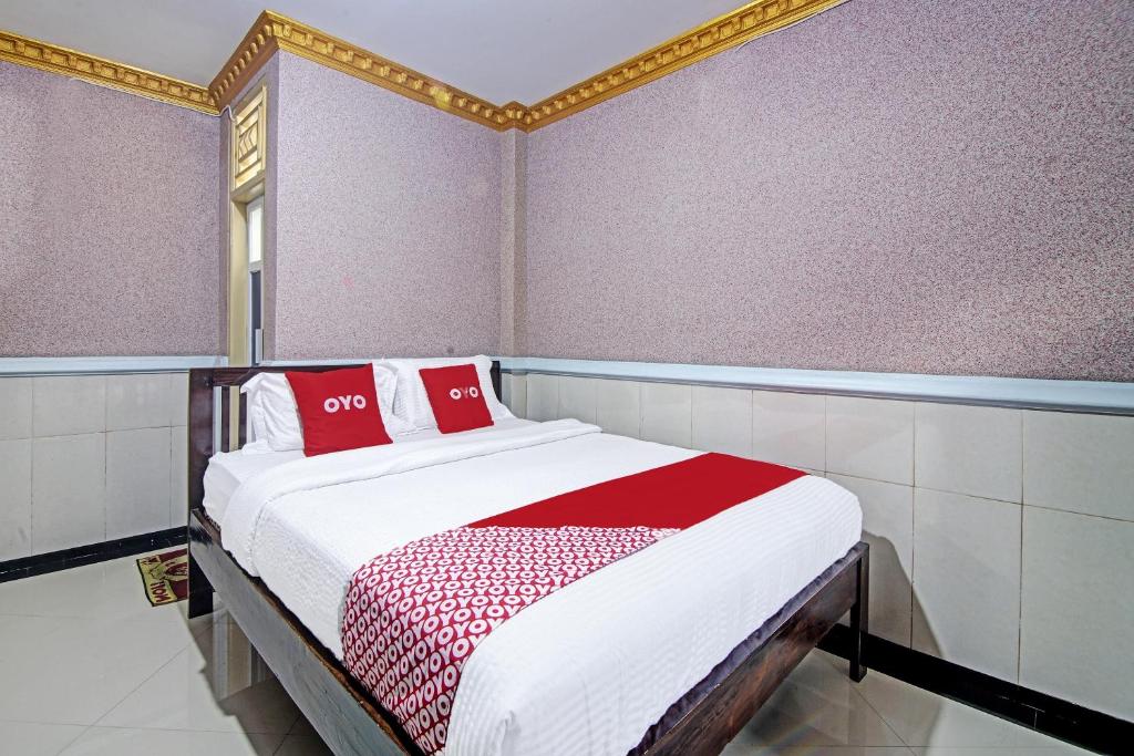 Postel nebo postele na pokoji v ubytování Hotel O Padang City Center Near Gunung Padang Formerly Hotel Fitriaendika