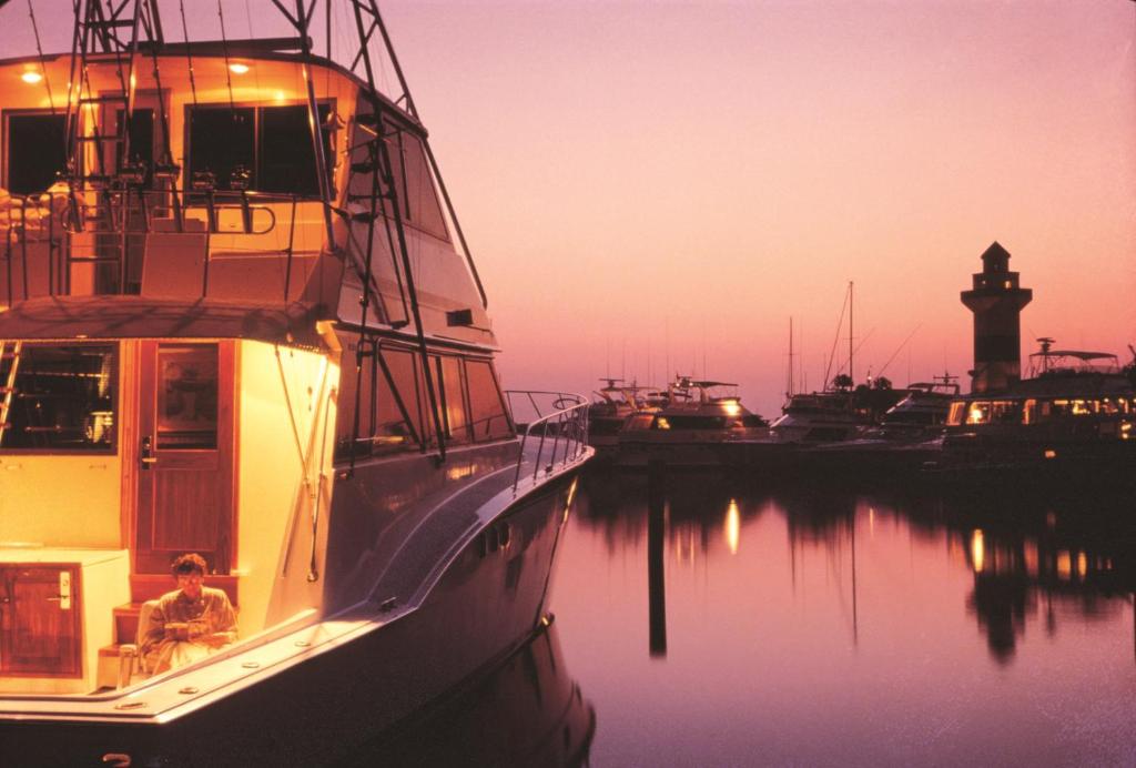 un barco está atracado en un puerto deportivo al atardecer en Holiday Inn Express Hilton Head Island by IHG, en Hilton Head Island