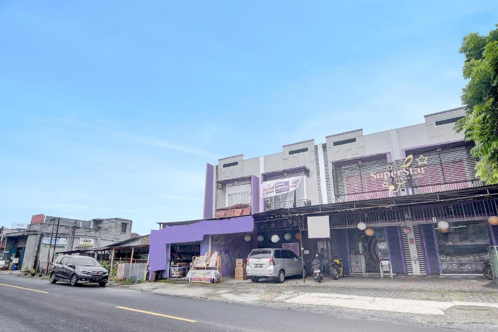 Imagen de la galería de Hotel O Superstar Kost Dan Homestay, en Manado