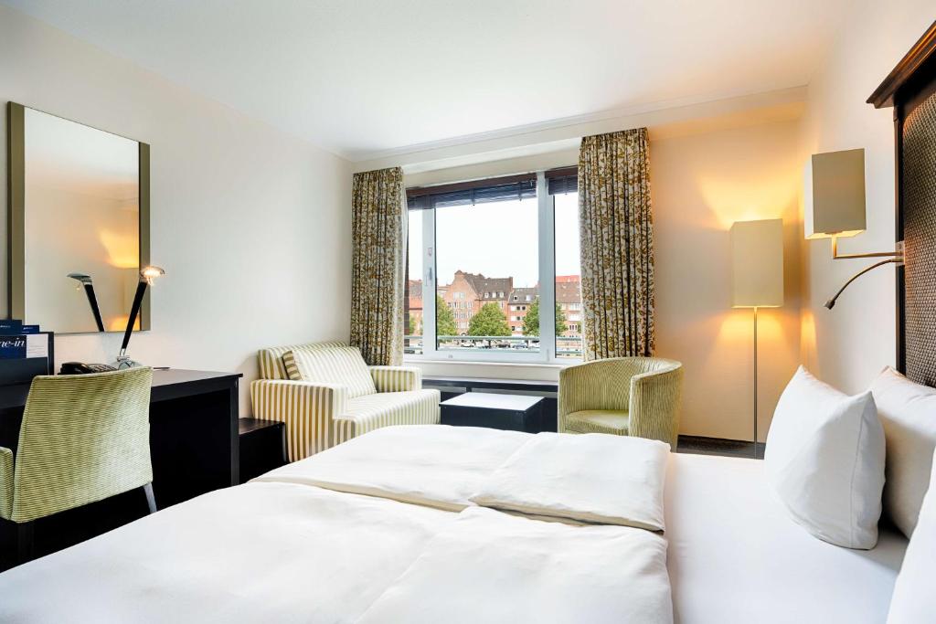 Postel nebo postele na pokoji v ubytování Radisson Blu Senator Hotel, Lübeck