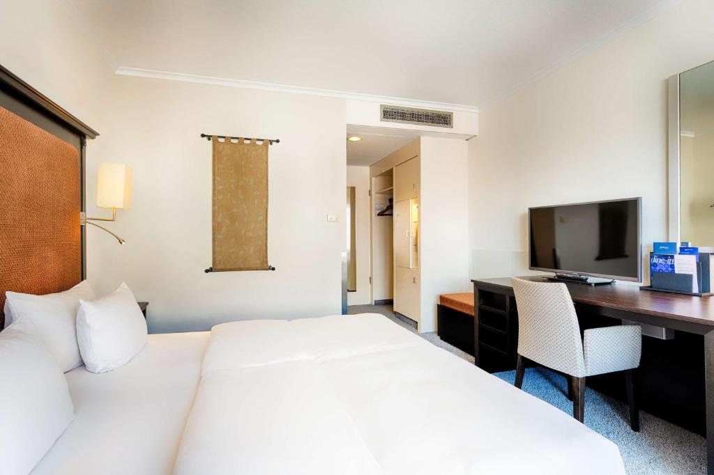 Postel nebo postele na pokoji v ubytování Radisson Blu Senator Hotel, Lübeck