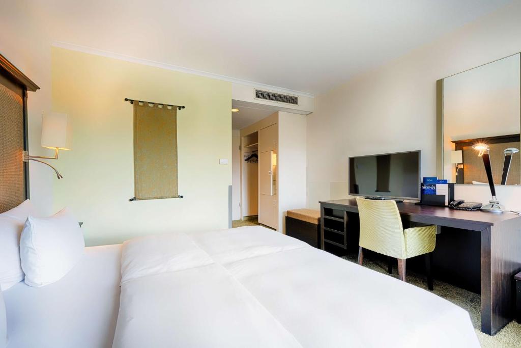 Postel nebo postele na pokoji v ubytování Radisson Blu Senator Hotel, Lübeck