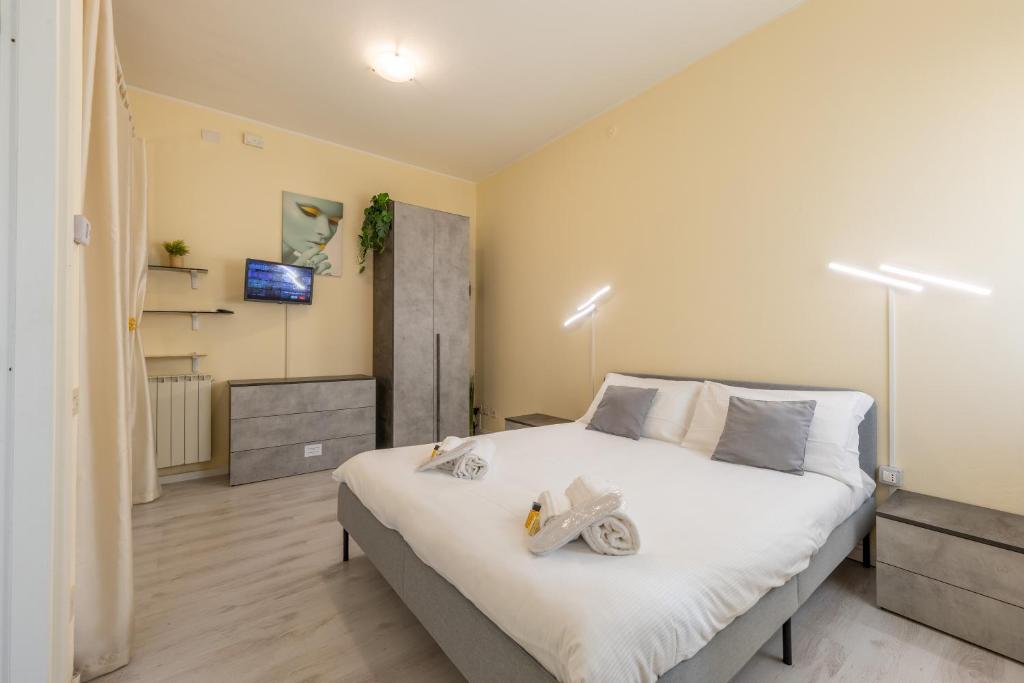 a bedroom with a large bed with two towels on it at Pit Stop 1 in Locate Varesino
