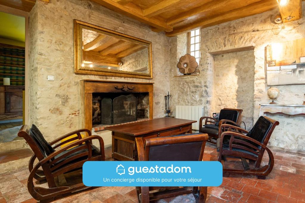 Photo de la galerie de l'établissement Gîte Les Remparts - Wifi - Terrasse, à Sainte-Suzanne