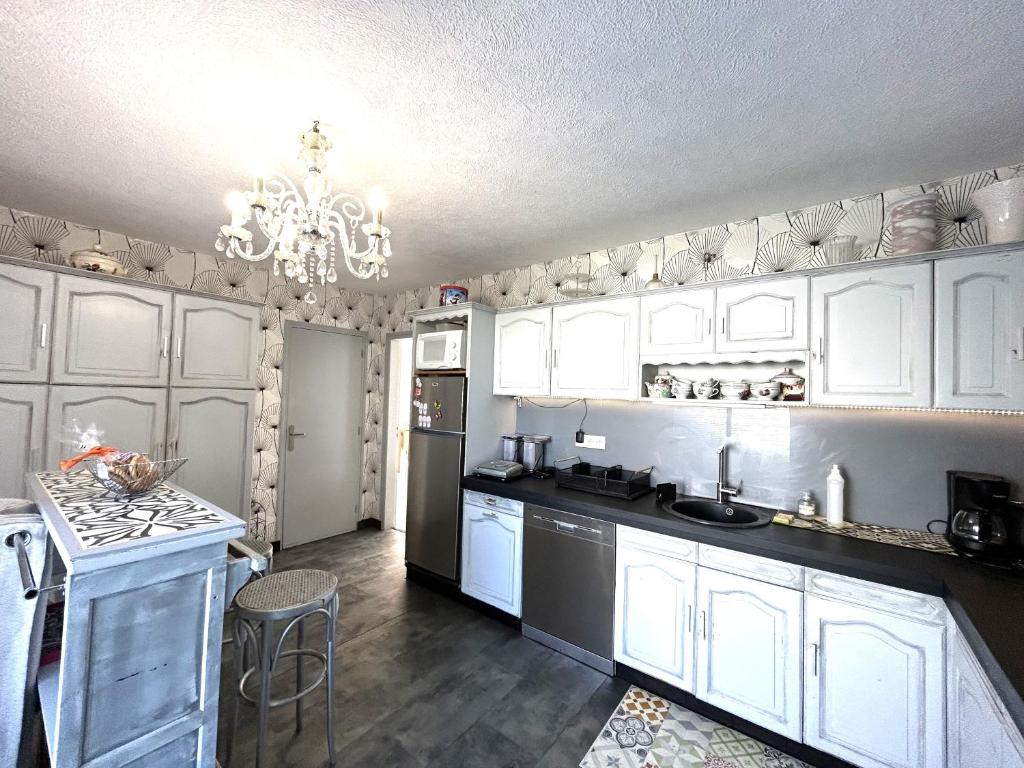 Kuchyňa alebo kuchynka v ubytovaní Maison 5 pièces 8 personnes - Vue mer - LOEVA