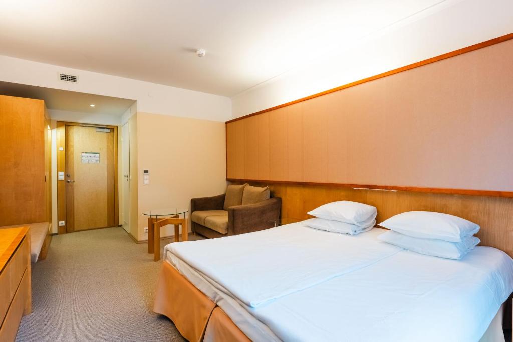 Postel nebo postele na pokoji v ubytování Saaremaa Rannahotell ' Beach Hotel