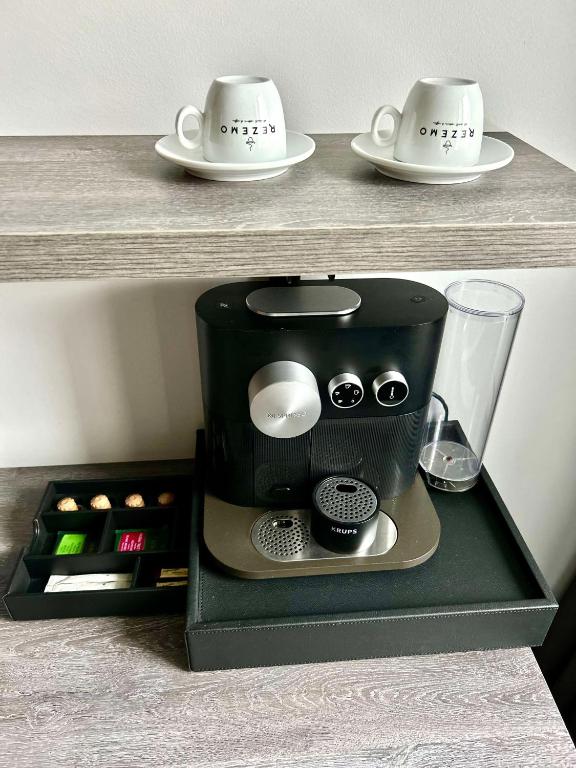 Příslušenství pro přípravu čaje a kávy v ubytování Hotel Berlin, Berlin, a member of Radisson Individuals