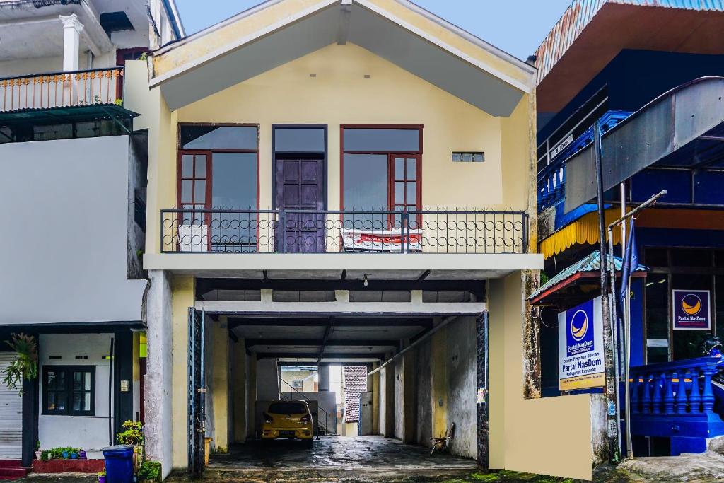 un edificio con un tunnel con un'auto dentro di OYO Life 92087 Griya Nurainy a Pasuruan