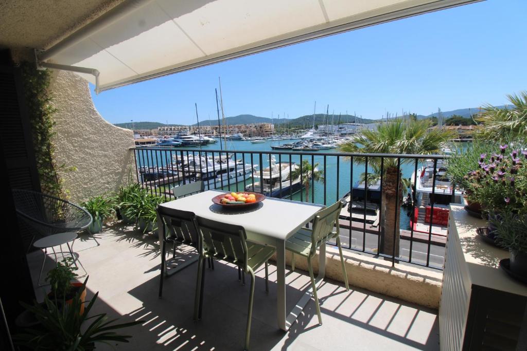 d'un balcon avec une table et des chaises et une vue sur l'eau. dans l'établissement Brigantine309 - Golfe de St-Tropez - Bel appartement avec vue port, à Cogolin