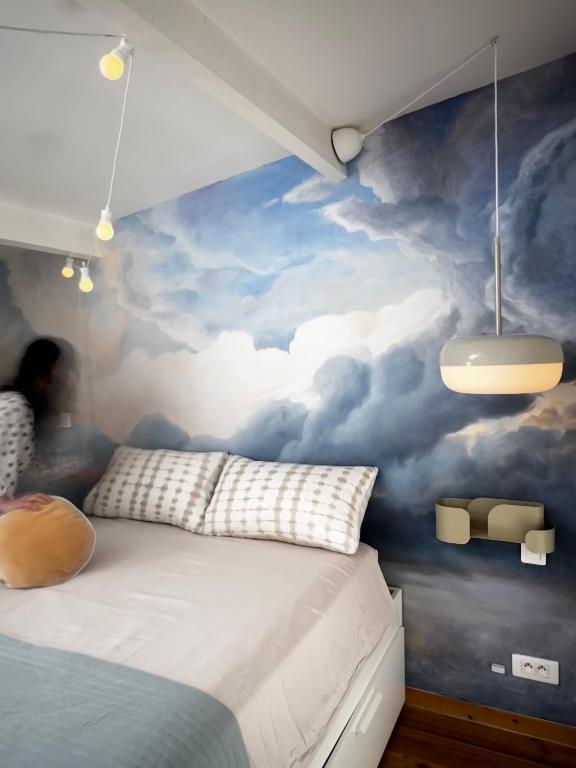 - une chambre avec une fresque murale représentant les nuages dans l'établissement cabanon chasselon, à Marseille