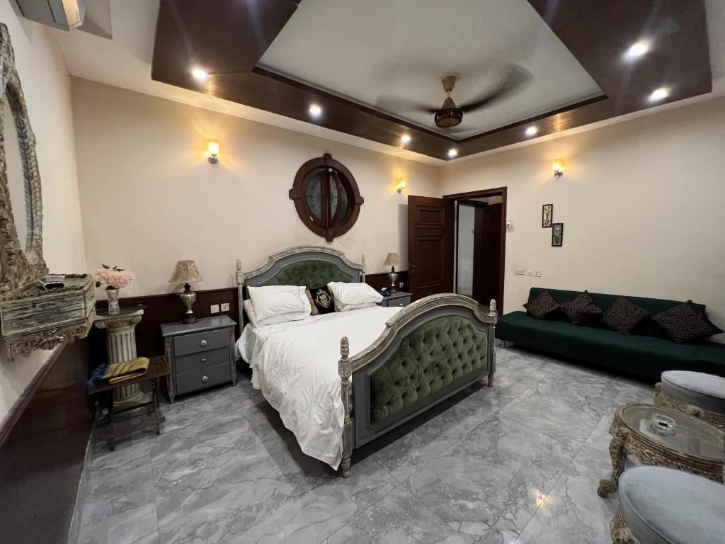 Postel nebo postele na pokoji v ubytování Exclusive 2BHK Lodge in Bahria