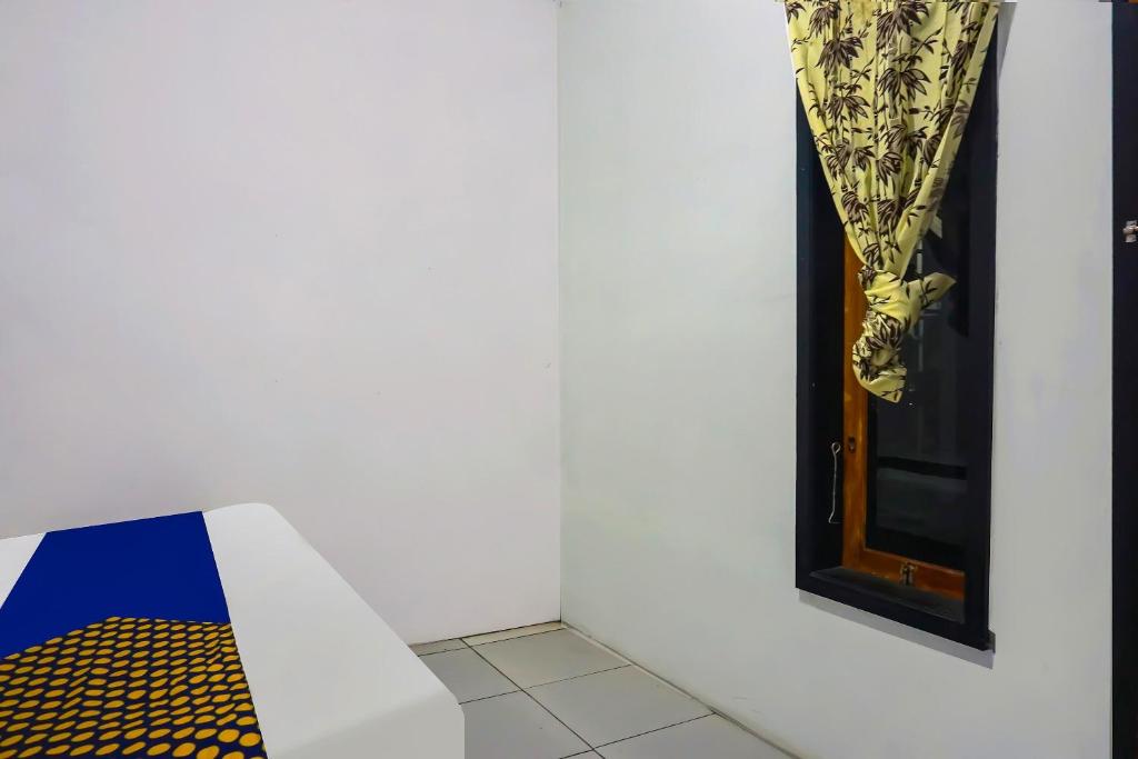 Postel nebo postele na pokoji v ubytování SPOT ON 92154 Nusasari Guest House