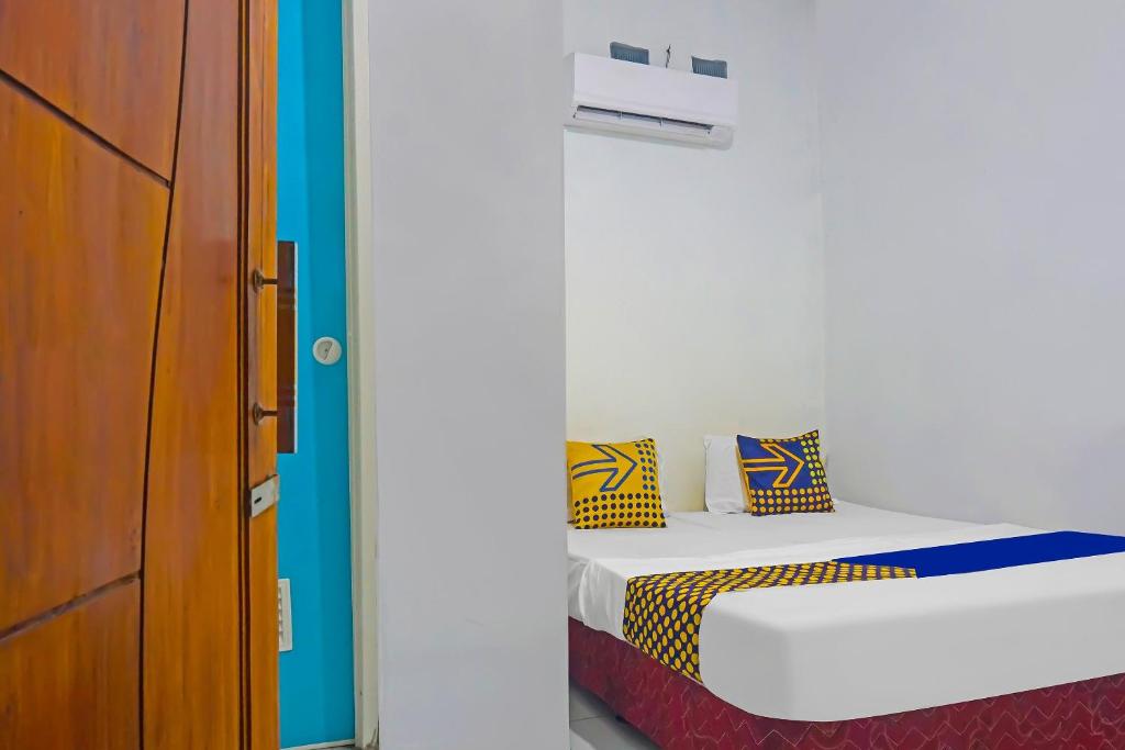 Postel nebo postele na pokoji v ubytování SPOT ON 92154 Nusasari Guest House