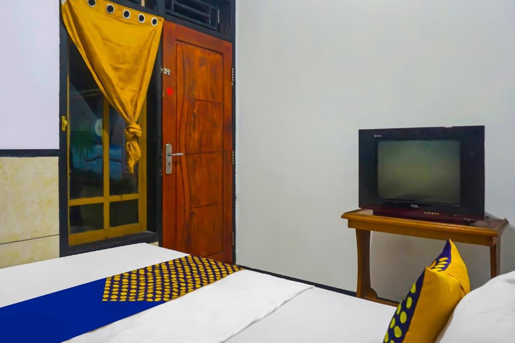 TV a/nebo společenská místnost v ubytování SPOT ON 92154 Nusasari Guest House